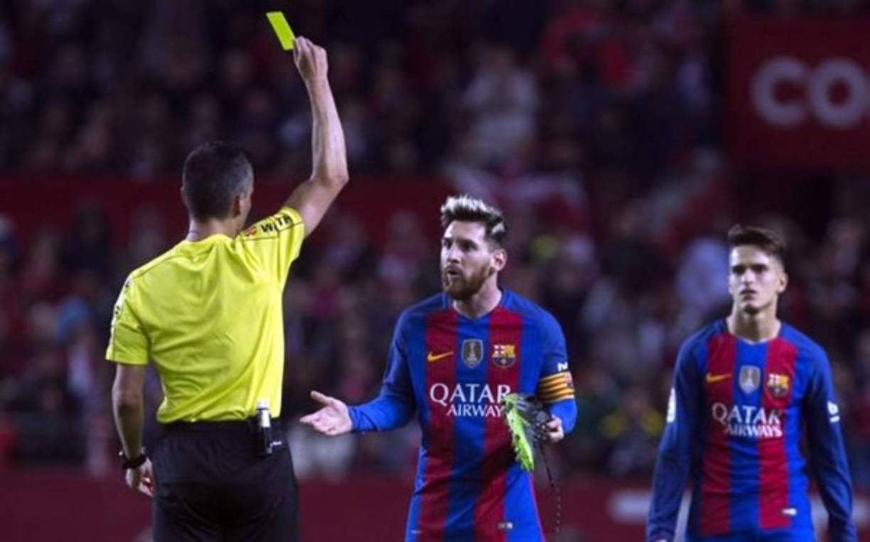 Regla 12: Tiro libre y tarjeta amarilla o tarjeta roja<br/><br/>-Si el árbitro va a amonestar con Tarjeta Amarilla (TA) o Tarjeta Roja (TR) pero el equipo que recibió la falta juega el tiro libre rápidamente y crea una oportunidad de anotar un gol, el árbitro puede demorar la amonestación hasta la siguiente pausa en el partido, si el equipo castigado no es distraído por el árbitro.