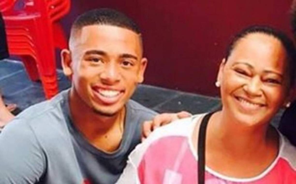Gabriel Jesús - El cariño del jugador del Manchester City hacia Vera Lúcia Diniz, su madre, es sabido por todos. Es más, el brasileño siempre que anota festeja simulando una llamada por teléfono con su mamá.