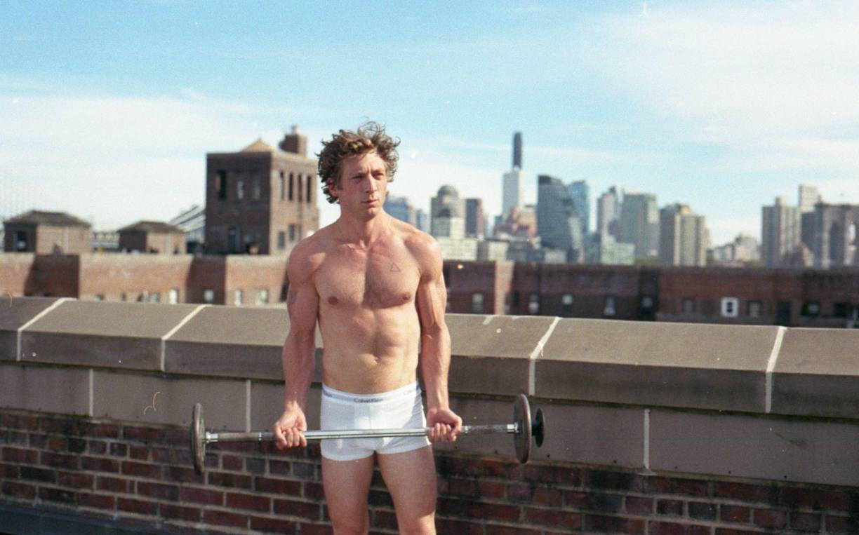 En el vídeo que acompaña a la campaña de Calvin Klein, vemos cada vez más a White subiendo lentamente las escaleras de un edificio y desnudándose hasta quedarse en ropa interior como si su vida dependiera de ello. Mientras tanto, el horizonte de Nueva York nunca se pierde de vista.Las fotos “muestran la conexión de White con la ciudad”, dijo la marca en un comunicado de prensa. Aunque mucha gente no se centra en esta visión.