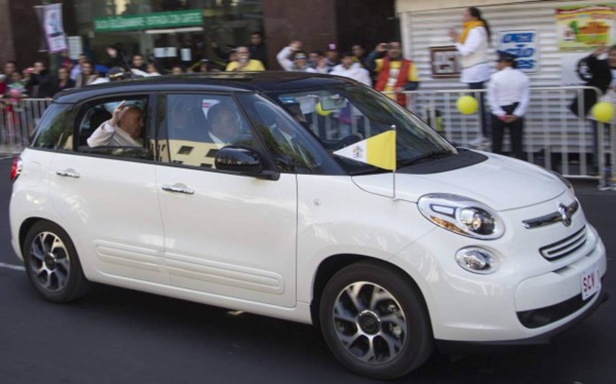 El Papa ha escogido un Fiat 500 para sus traslados cortos en la capital mexicana.
