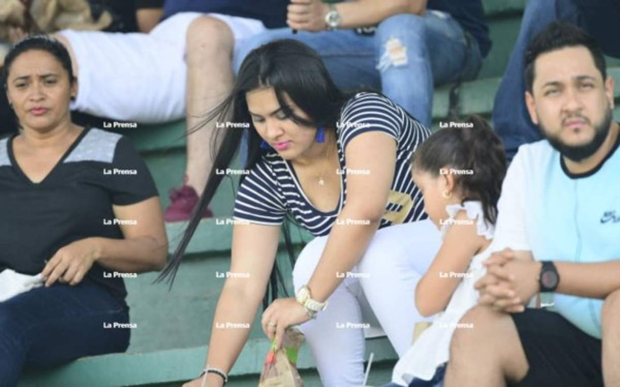 La bella Saudy Romero es progreseña, pero es la novia del arquero Woodrow West que milita en el Juticalpa. La chica está con el corazón dividido.