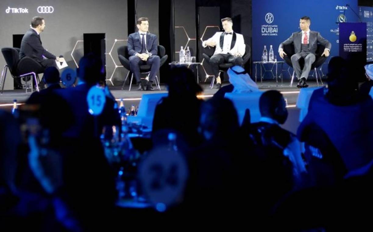 Cristiano Ronaldo sentado junto a Robert Lewandowski e Iker Casillas.