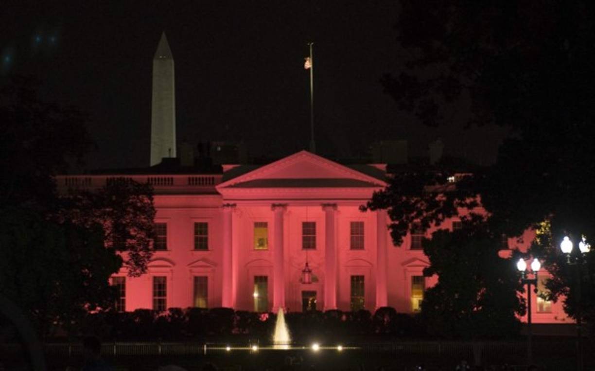 ESTADOS UNIDOS. La Casa Blanca se pinta de rosa. Vista general de la Casa Blanca iluminada en rosa para unirse a la campaña de concienciación sobre el cáncer de mama. Foto: AFP/Andrew Caballero-Reynolds