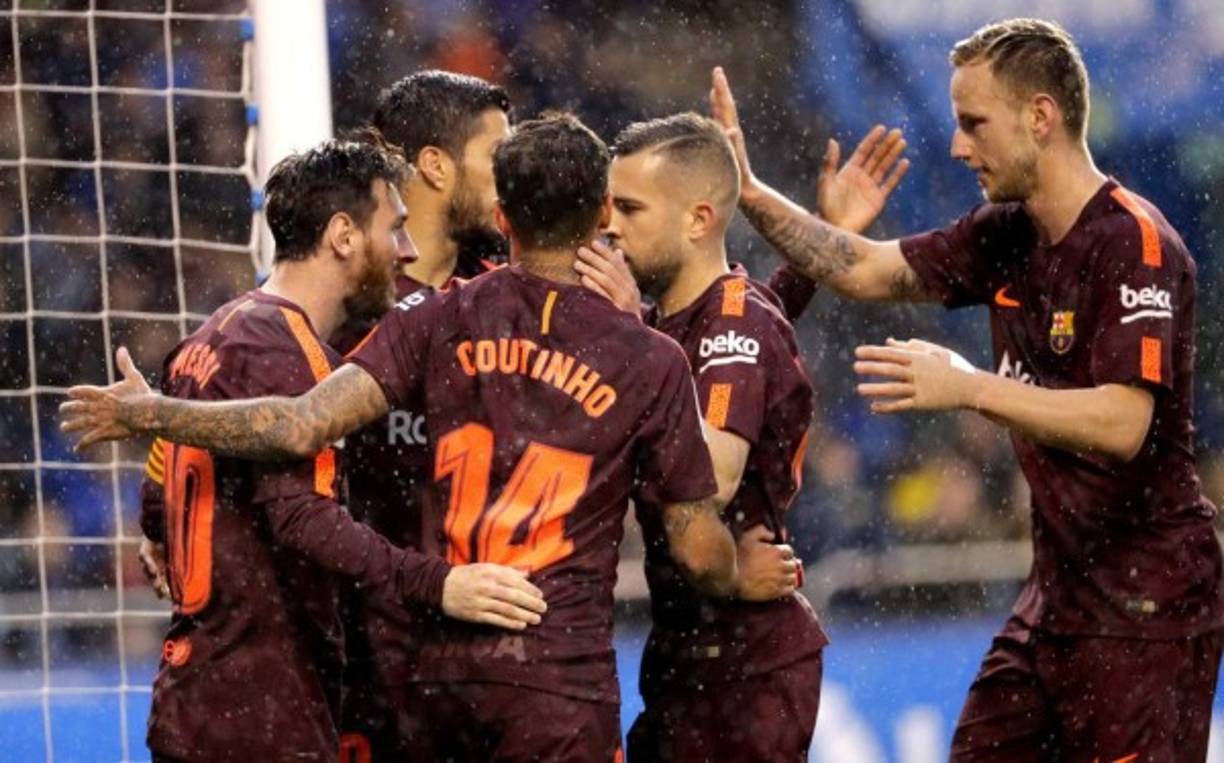 GRAF5701. LA CORUÑA, 29/04/2018.- Los jugadores del FC Barcelona felicitan a Leo Messi (i) tras marcar el segundo gol ante el Deportivo de La Coruña, durante el partido de Liga en Primera División que disputan esta noche en el estadio de Riazor. EFE/Lavandeira jr