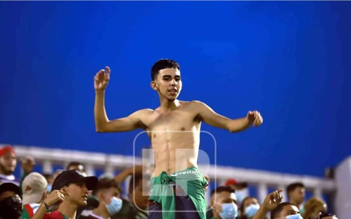 Algunos aficionados no siguieron las reglas y no portaron mascarillas en las gradas.