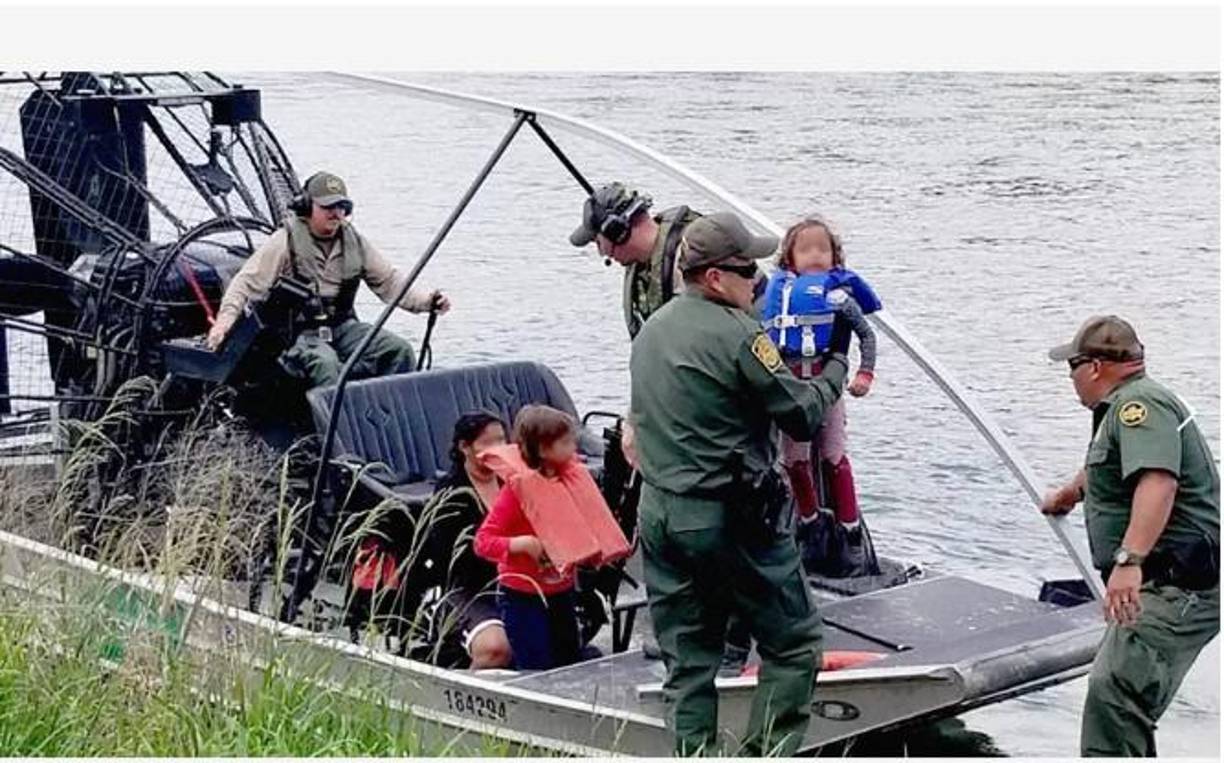 También se informó que tres niños y un adulto fueron rescatados por efectivos de la Patrulla Fronteriza.
