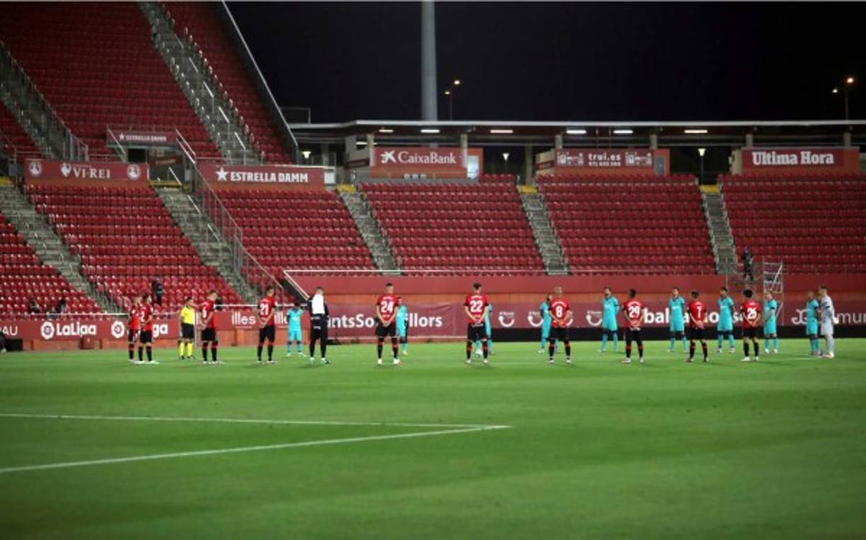 Los jugadores del Barcelona y del Mallorca guardaron un minuto de silencio en memoria de los fallecidos por el coronavirus.