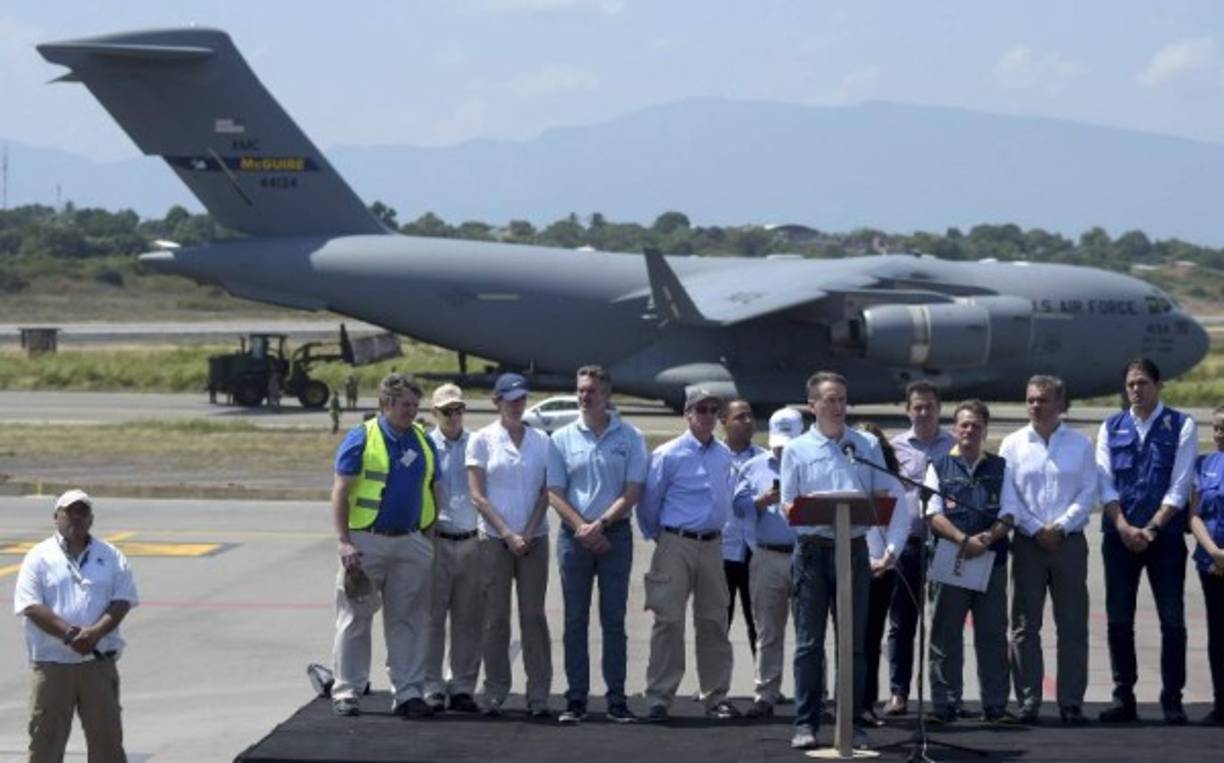 En la pista los esperaban el director de la Agencia de los Estados Unidos para el Desarrollo Internacional (Usaid), Mark Green; el embajador de Colombia en Washington, Francisco Santos, y Lester Toledo, representante para la asistencia humanitaria del presidente del Parlamento e interino de Venezuela, Juan Guaidó.