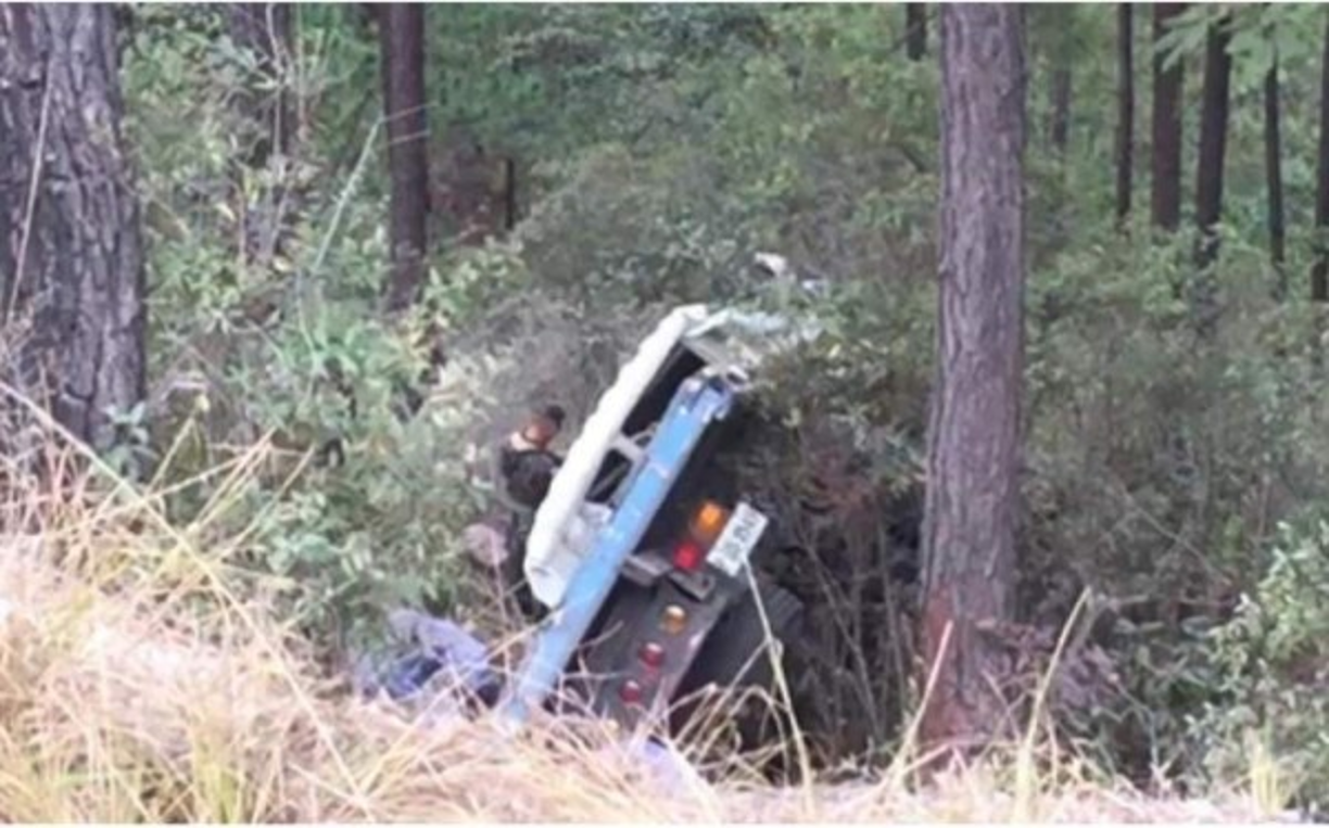 Una persona murió y dos más resultaron heridos en un accidente ocurrió en el kilómetro 39 a la altura de Zambrano, carretera CA-5 que de Tegucigalpa conduce a San Pedro Sula, zona norte de Honduras. El suceso se registró el 24 de enero.<br/><br/>La fallecido fue identificad como Santos Humberto Izaguirre Espino de 52 años, un empleado del Correo Nacional, quien tenía 26 años de laborar para esta institución. Junto a él viajaban Carlos Ramírez y Jimmy Manuel Aguilar de 38 años, quienes tras el accidente fueron trasladados de emergencia del Instituto Hondureño de Seguridad Social, (IHSS).