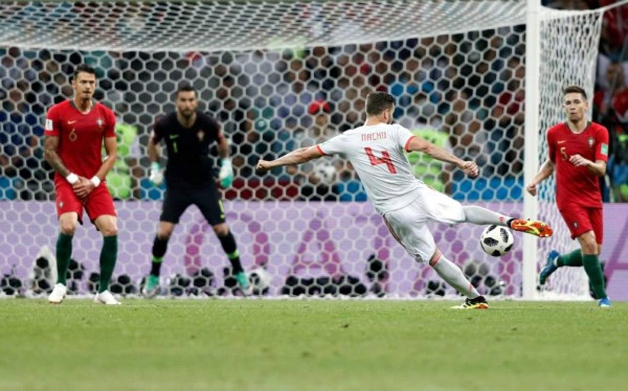 Momento en el que Nacho Fernández saca un disparo de derecha para el gol de la remontada de España 3-2 ante Portugal. Foto AFP