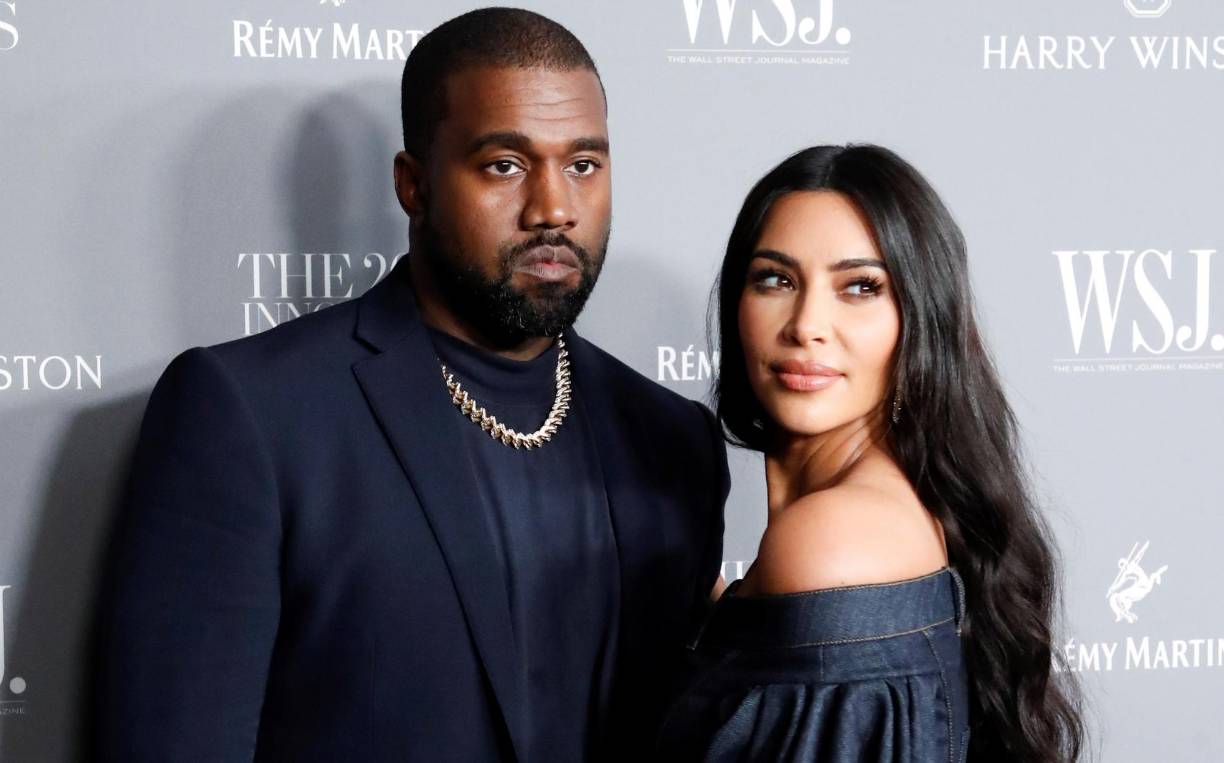 El reporte también expuso que Kanye West solía hablar de pornografía y hasta llegaba a reproducir videos explícitos y fotografías de su ex esposa en juntas y entrevistas de trabajo.