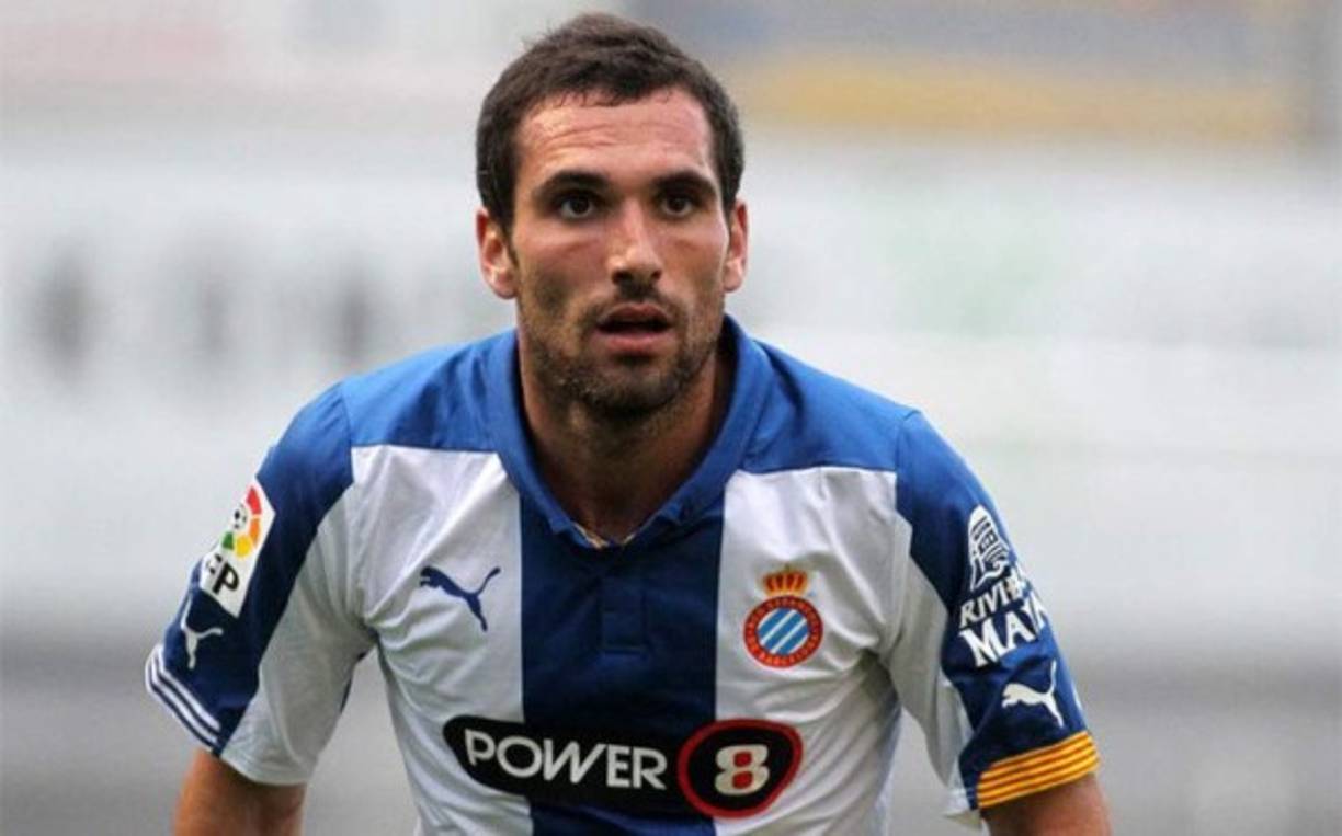 Anaitz Arbilla dejará en las próximas horas de ser jugador del Espanyol. El lateral derecho, que ya ha pasado incluso la revisión médica, ha llegado a un acuerdo con el Eibar por tres temporadas y pone punto y final a su etapa como periquito, que inició en verano de 2014.