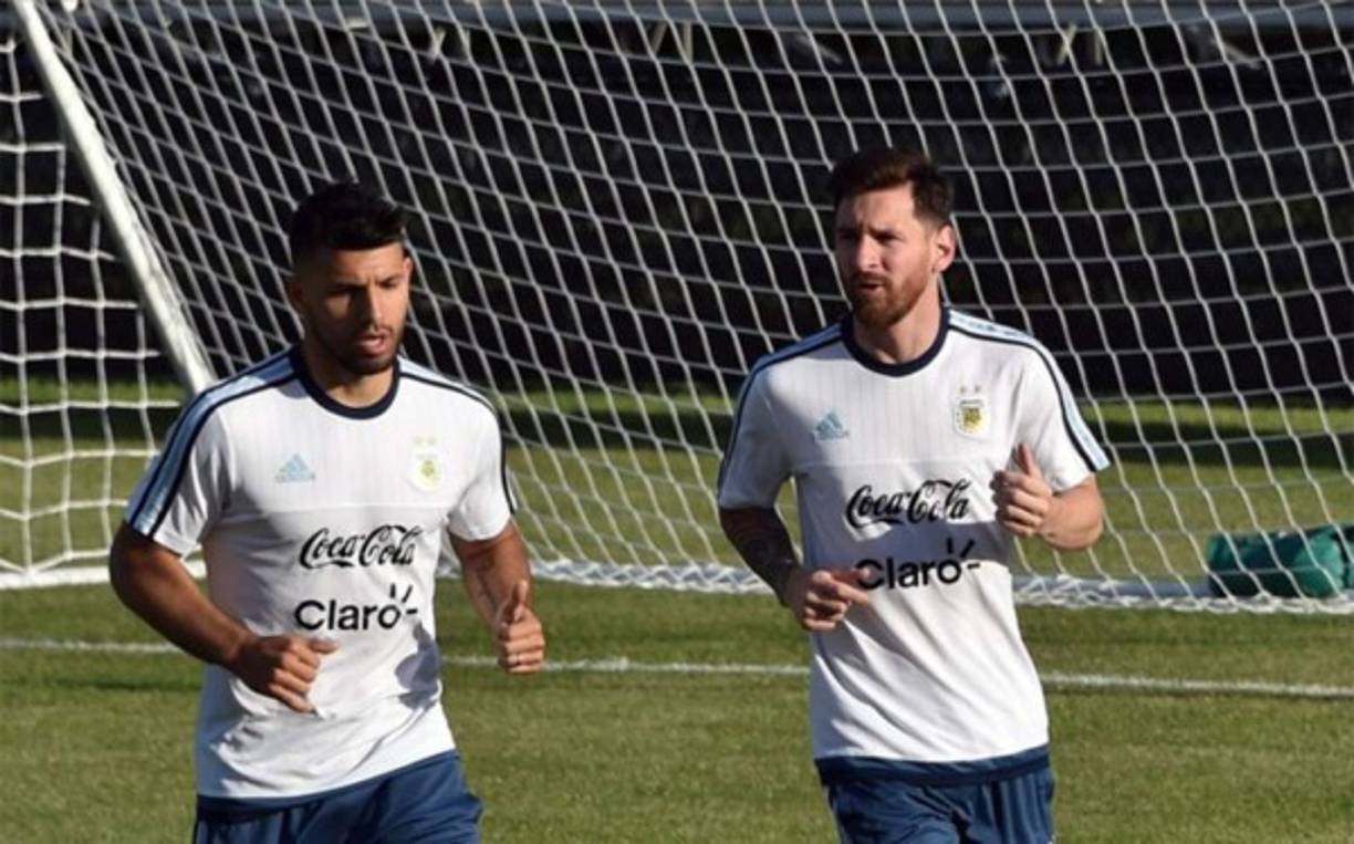 Messi sabe de la calidad del Kun pues comparten vestuario en la selección argentina.