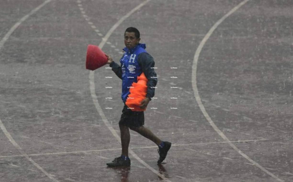 Luego de que el preparador físico supervisó la cancha, la utilería de la Bicolor se aprestó a retirar el equipo de trabajo que iban a utilizar en la práctica.
