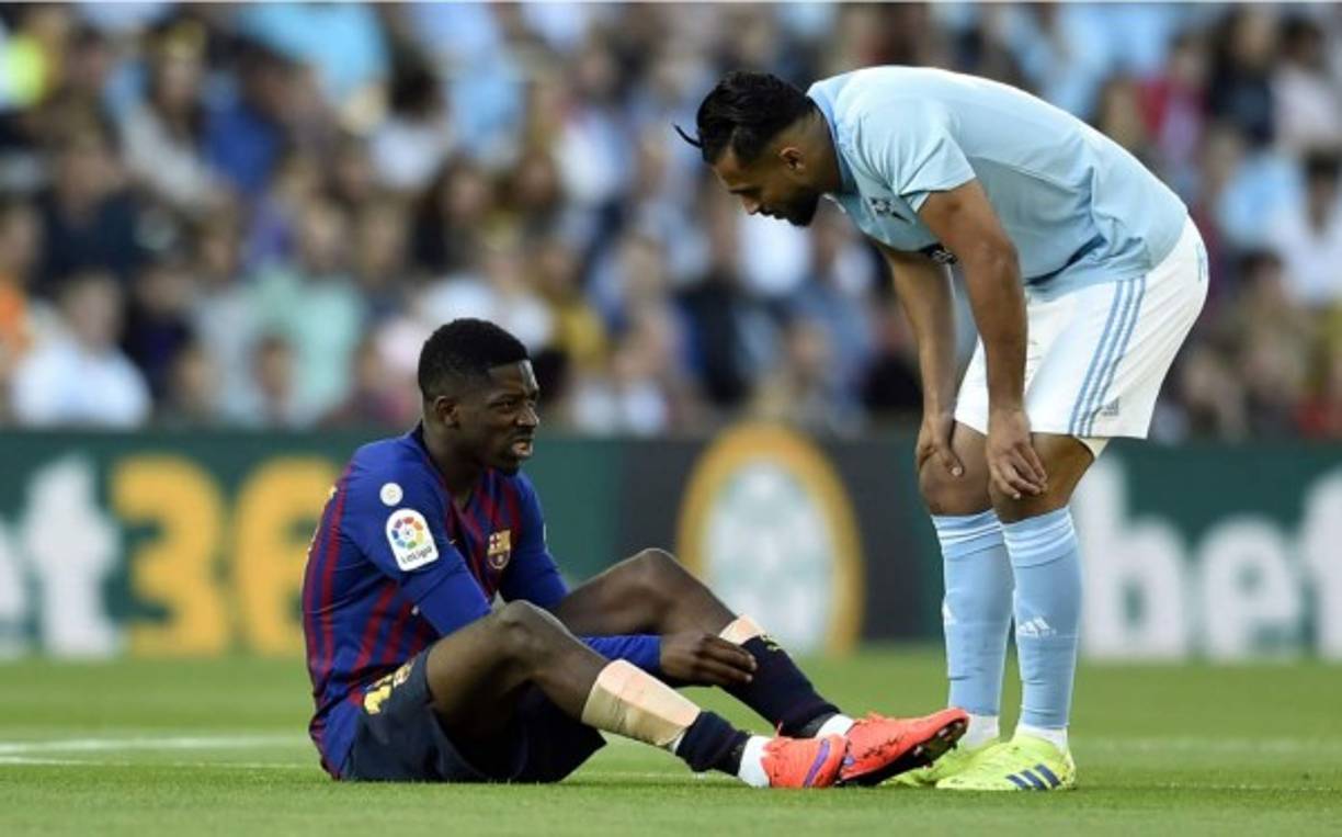 Ousmane Dembélé se tiró al suelo por la lesión. El jugador del Celta, Sofiane Boufal, preocudo se acercó para ayudarle.
