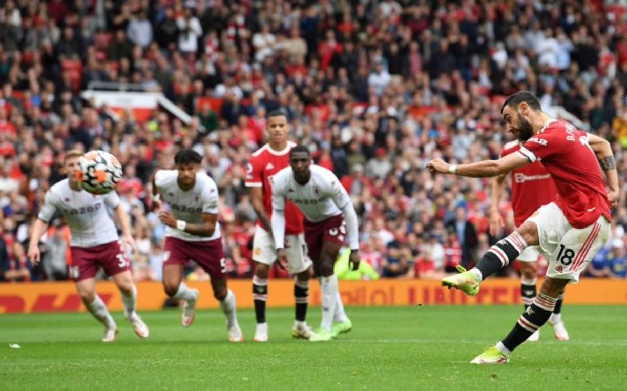 Bruno Fernandes lanzó el penal y le pegó fuerte, pero lo mandó arriba de la portería del 'Dibu' Martínez.