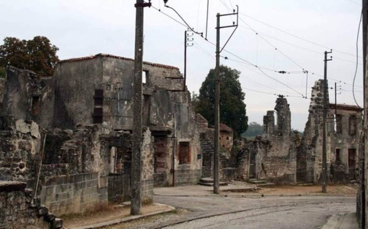 Los nazis quemaron y fusilaron a los habitantes de Oradour-sur-Glane, además destruyeron el lugar.<br/>En la imagen, casas destruidas de Oradour-sur-Glane.