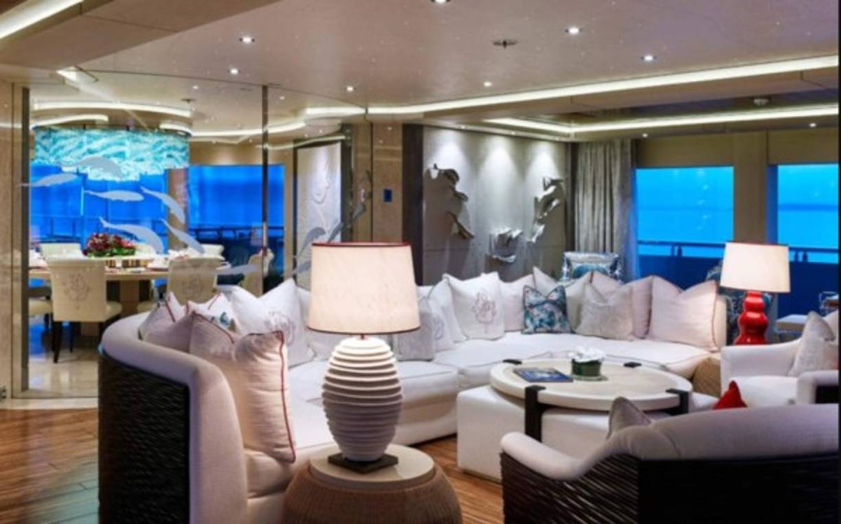 El superyate Tranquility cuenta con 10 habitaciones, jacuzzi, alberca, sauna, helipuerto, sala de cine, salón de belleza y piscina con luces subacuáticas.