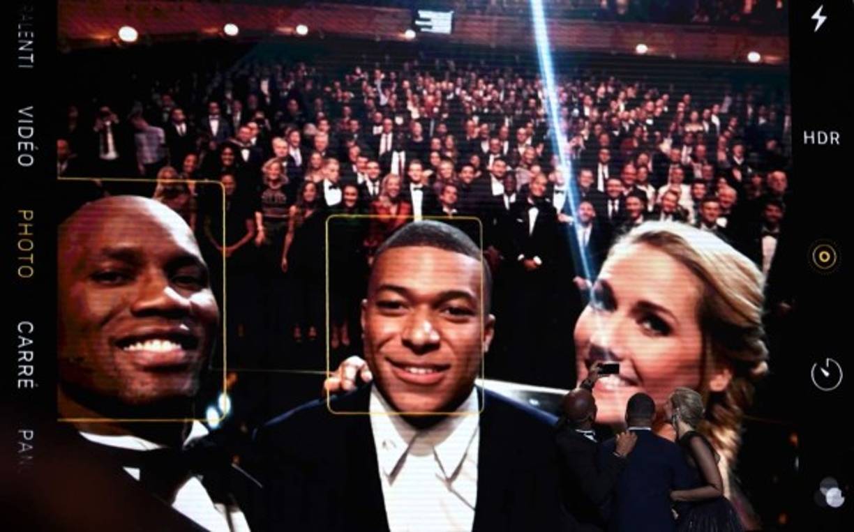 La selfie de Didier Drogba y Sandy Heribert con Kyliam Mbappé durante la ceremonia.