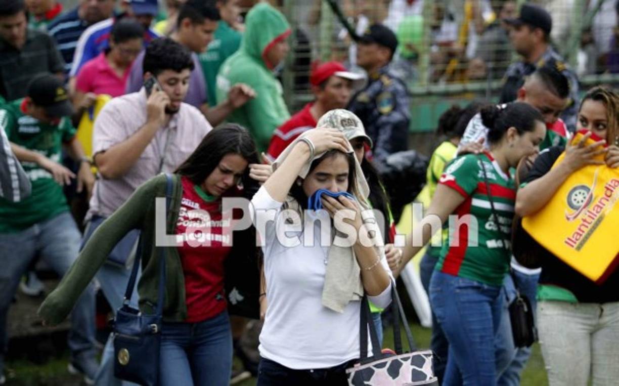 Gente corriendo en el engramado del Yankel Rosenthal, lágrimas y desesperación ocasionaron los gases lacrimógenos que la Policia Nacional utilizó para apaciguar los ánimos de una enardecida hinchada de Marathón en el derbi sampedrano que se agenció Real España.