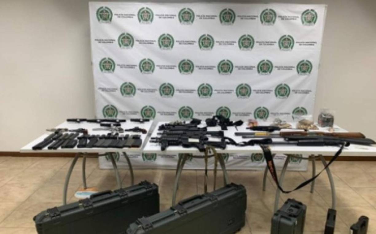 Las autoridades también le incautaron 9 pistolas, 3 revólveres, 1 subametralladora, 3 escopetas, 2 fusiles, 35 proveedores, 3 miras telescópicas, 1 adaptador para subametralladora, 3 cañones para pistola y un visor nocturno.