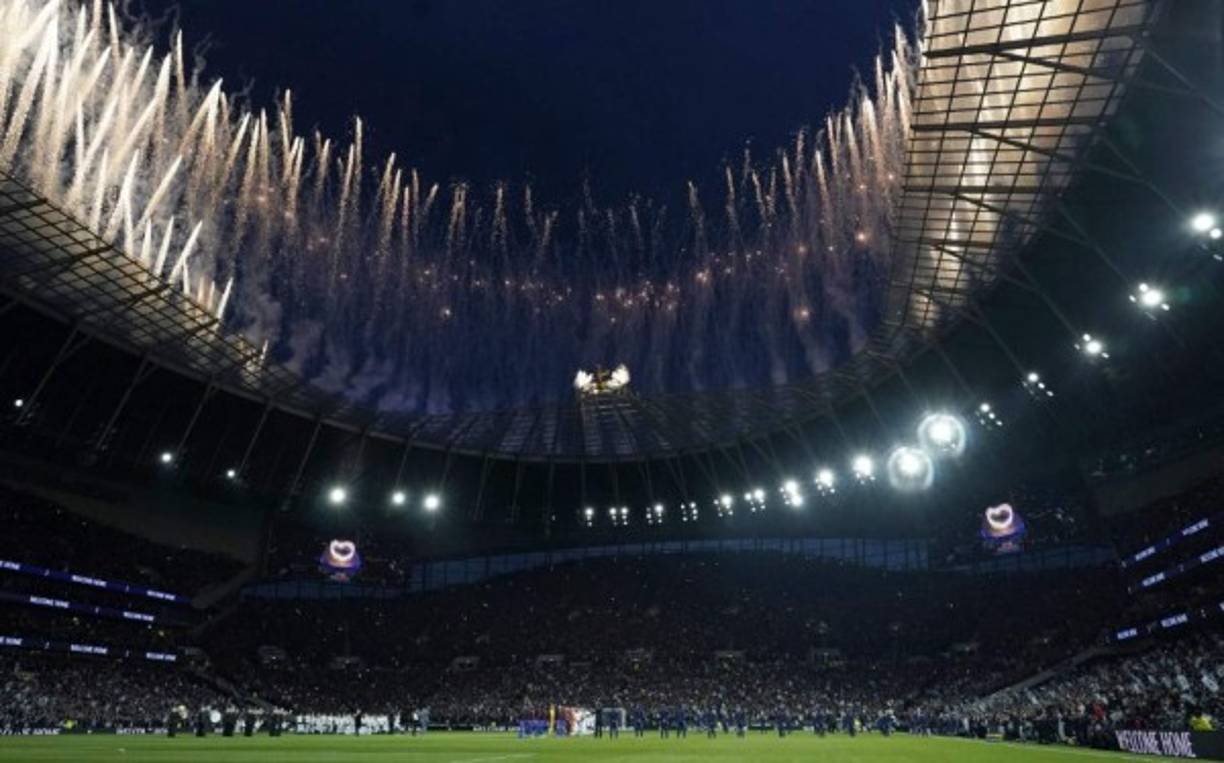 59.215 espectadores llenaron el nuevo estadio del club londinense y disfrutaron de la fiesta previa al partido en la que no faltaron los fuegos artificiales.