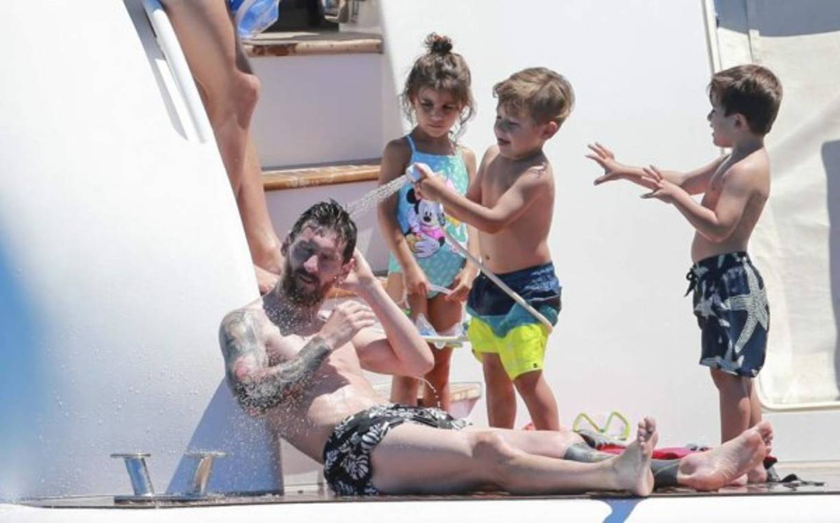 El hijo de Luis Suárezbañó por completo a Messi.