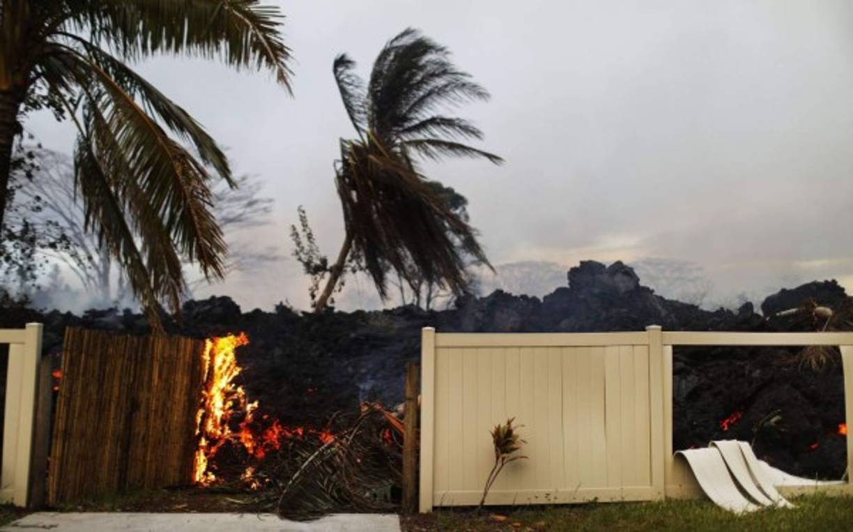 El servicio geológico de Estados Unidos (USGS), que monitorea volcanes y sismos en todo el mundo, señaló por su parte en su página web que 'un flujo rápido de lava pahoehoe emergió de la fisura 20... continuando su flujo hacia el sureste'.