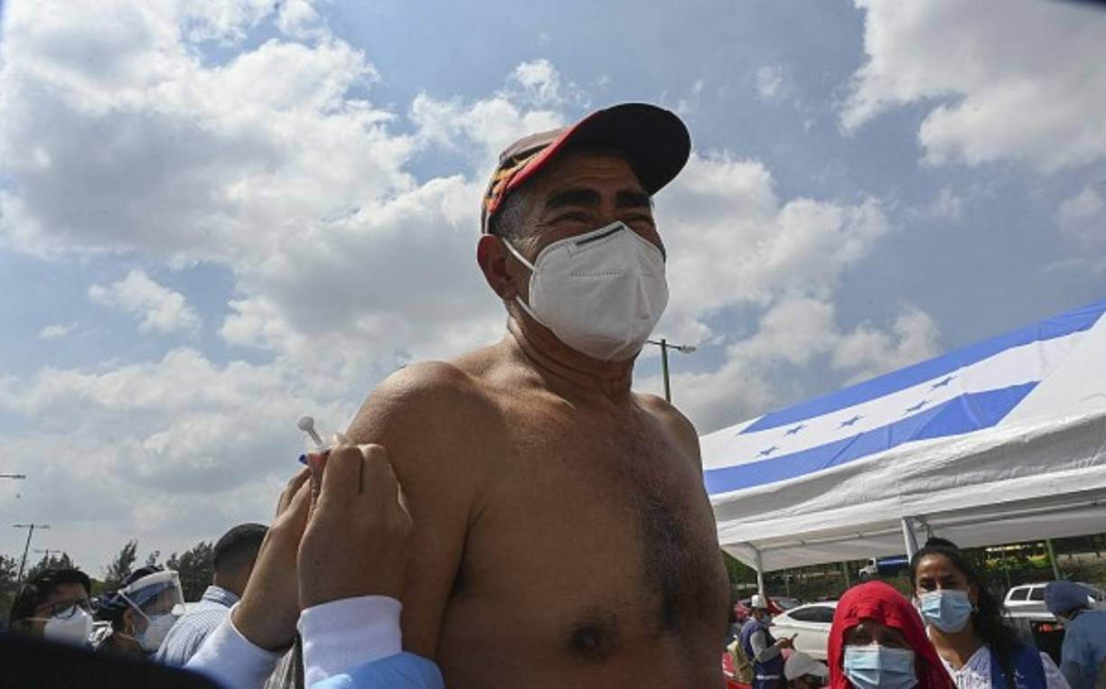 Al menos 50 personas, entre enfermeras, auxiliares, seguridad y otros asistenteshan sido asignados a cada punto de vacunación, para garantizar fluidez en el proceso.