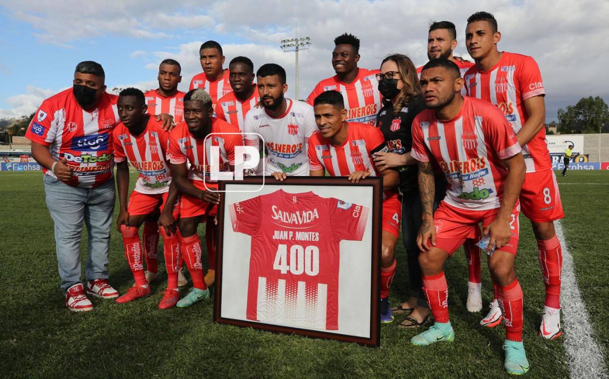 El Vida le entregó un reconocimiento al defensa Juan Pablo Montes por llegar a los 400 partidos en su carrera: 389 en Liga Nacional (con el de este domingo ante Motagua) y 11 de Concacaf).
