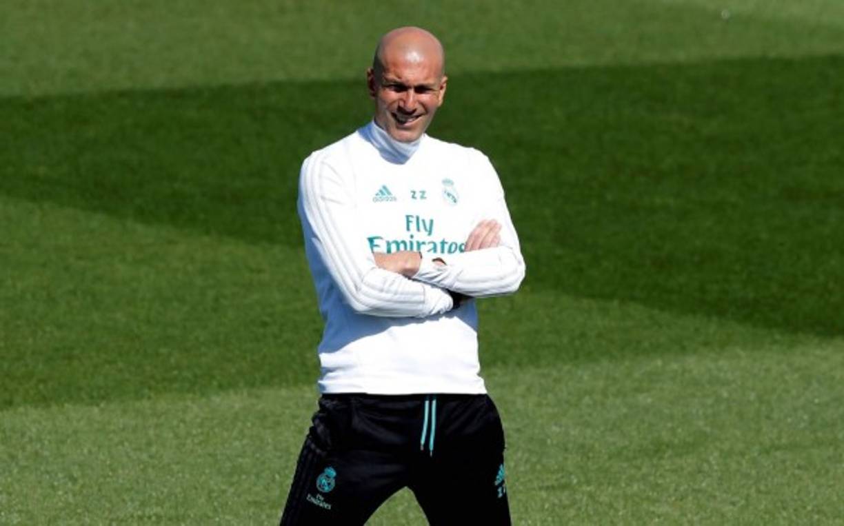 Desde Italia no son pocas las voces que advierten del interés de la Juventus en hacerse con los servicios de Zinedine Zidane, entrenador del Real Madrid y ex jugador del club juventino. El técnico madridista, que eliminó a los italianos en las dos últimas ediciones de la Champions, ha mostrado su firme interés en seguir en la entidad blanca. El rotativo italiano Tuttosport anuncia que la Juve pretende a Zidane si Allegri hace las maletas rumbo a Londres para ocupar el puesto de Arsene Wenger.