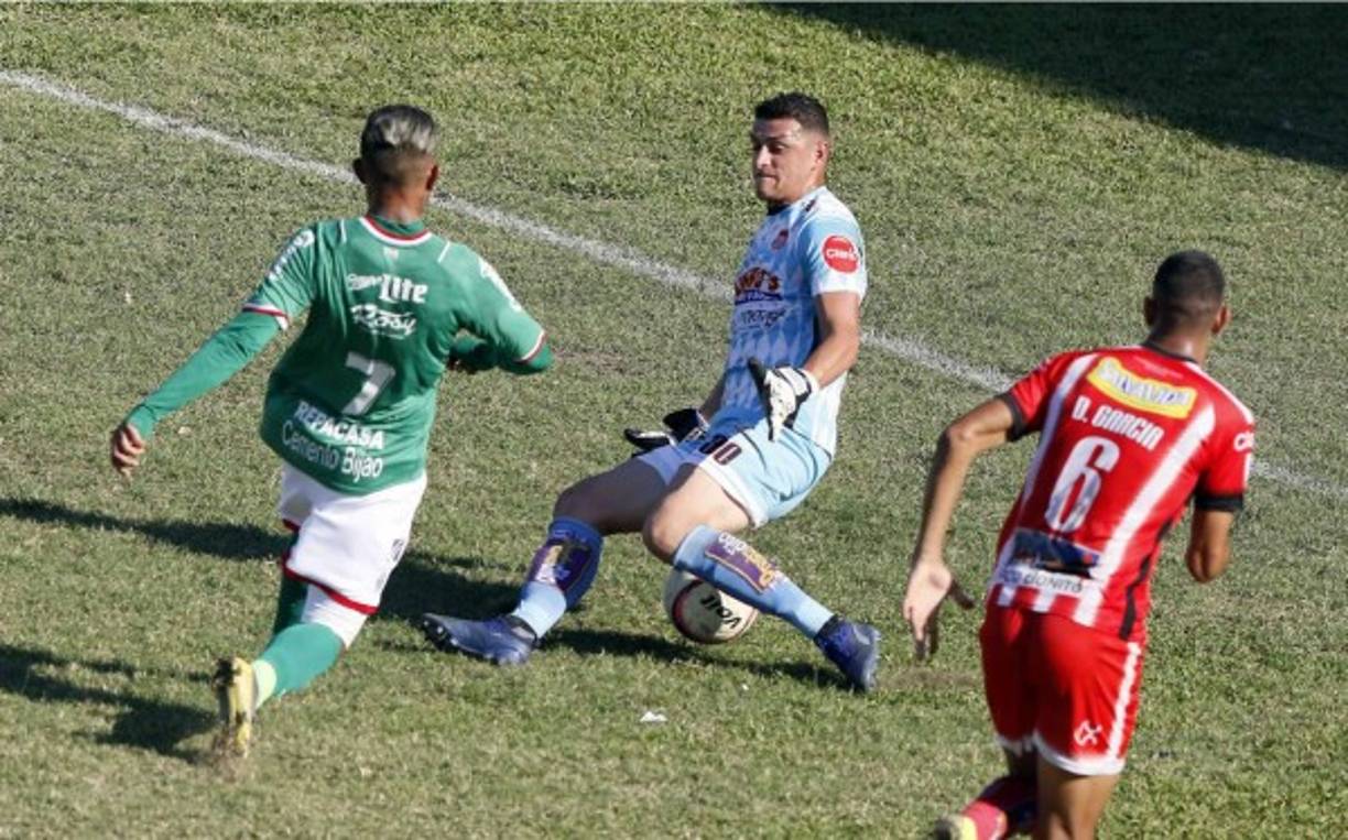 De cocinita. Así definió Carlos Discua el 3-2 del Marathón ante el Vida, con este disparo entre las piernas de Harold Fonseca.