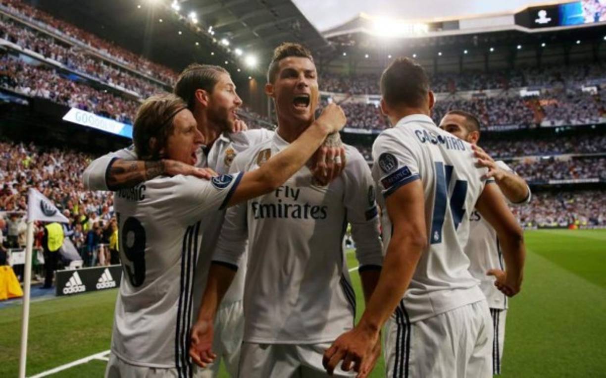 El portugués Cristiano Ronaldo, autor de los tres goles contra el Atlético Madrid, se mostró feliz pero prudente a pesar del buen resultado de su equipo en la ida de las semifinales de la Liga de Campeones, y destacó el buen trabajo de todos los jugadores del Real Madrid. 'Fue un partido total del equipo. El equipo ha estado fenomenal. Es una buena ventaja este resultado, pero no es definitivo. Tenemos que trabajar aún el próximo miércoles porque el Atlético de Madrid es un gran equipo. No está en semifinales por casualidad', dijo el goleador del Real Madrid en Mega.