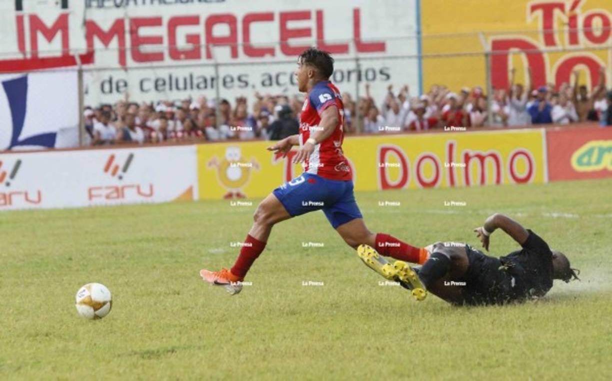 Además de un gol y una asistencia, a Michaell Chirinos le cometieron una clara falta penal.