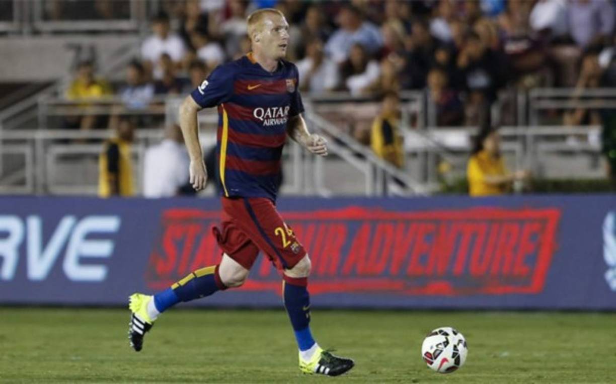 El Arsenal sigue rastreando el mercado en busca de un central que cubra las bajas por lesión de Per Mertesacker, Gabriel Paulista y Laurent Koscielny en este inicio de temporada. El elegido puede ser Jérémy Mathieu, que según el portal SFR Sport estaría en la lista de Arséne Wenger para reforzar la zaga de su equipo. Desde el FC Barcelona no tenían intención de desprenderse del jugador, que cuenta con la total confianza de Luis Enrique, y solo estarían dispuestos a traspasarlo si llega una oferta superior a los 12 millones de euros.