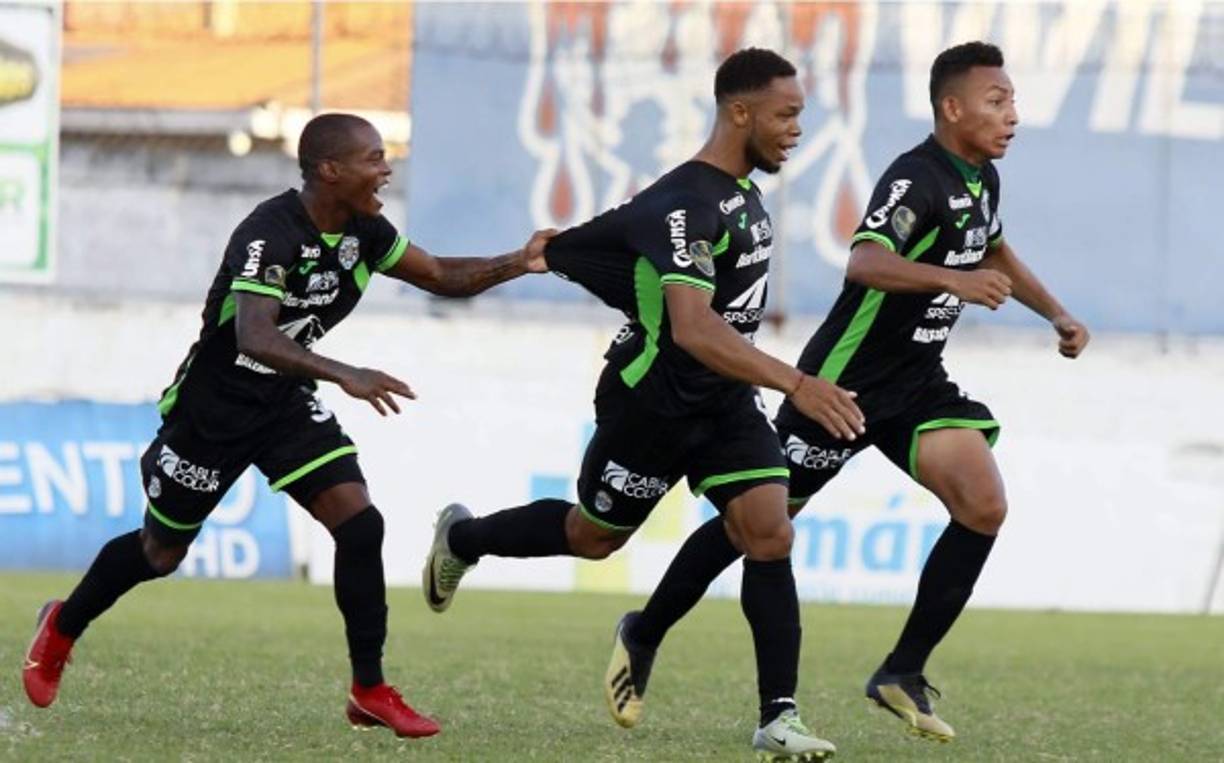 Carlos Róchez (centro) hizo el segundo tanto del Marathón. Sus compañeros Edwin Solani y Allan Banegas corren a celebrar junto a él.