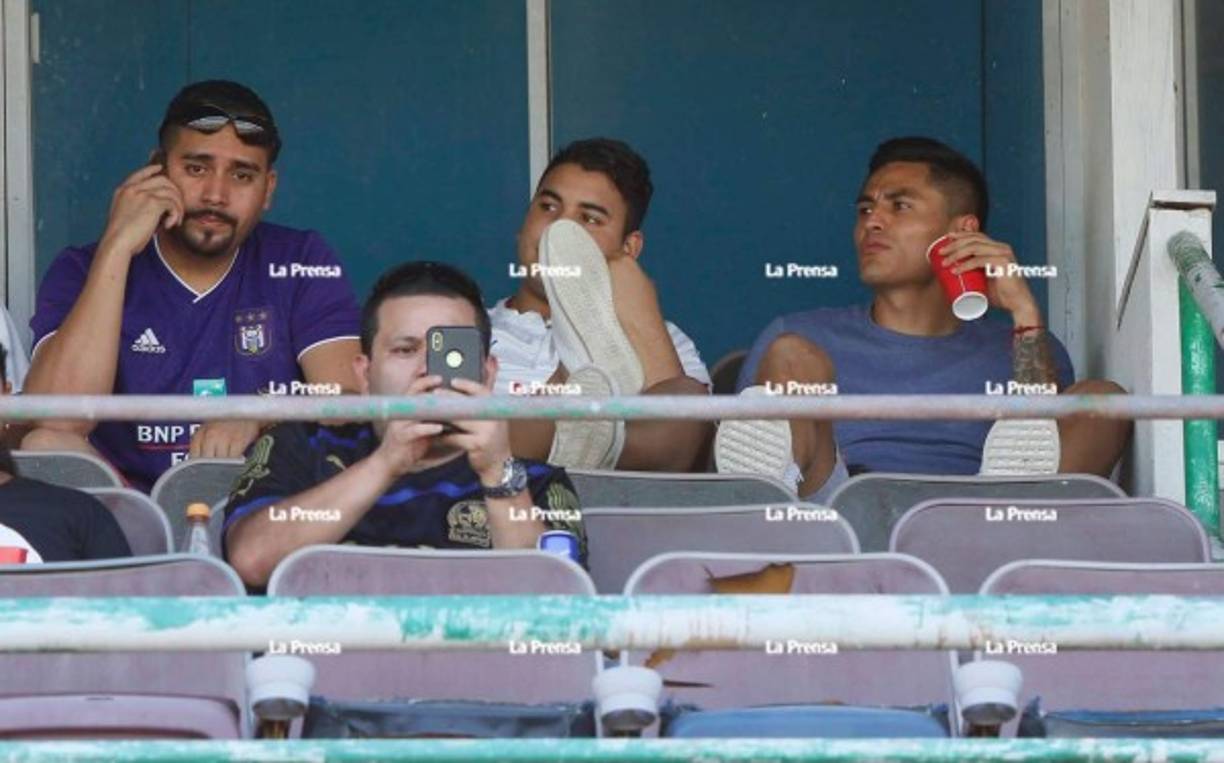 Andy Najar (derecha) fue el espectador de lujo que tuvo el clásico Marathón-Olimpia en el estadio Olímpico. El jugador del Anderlecht se encuentra en el país.