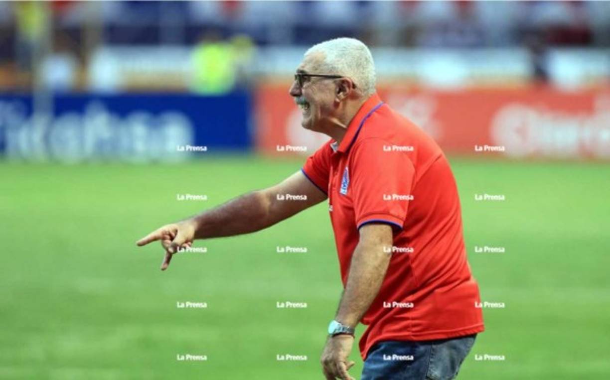 Manuel Keosseián dando indicaciones a sus dirigidos en la final.