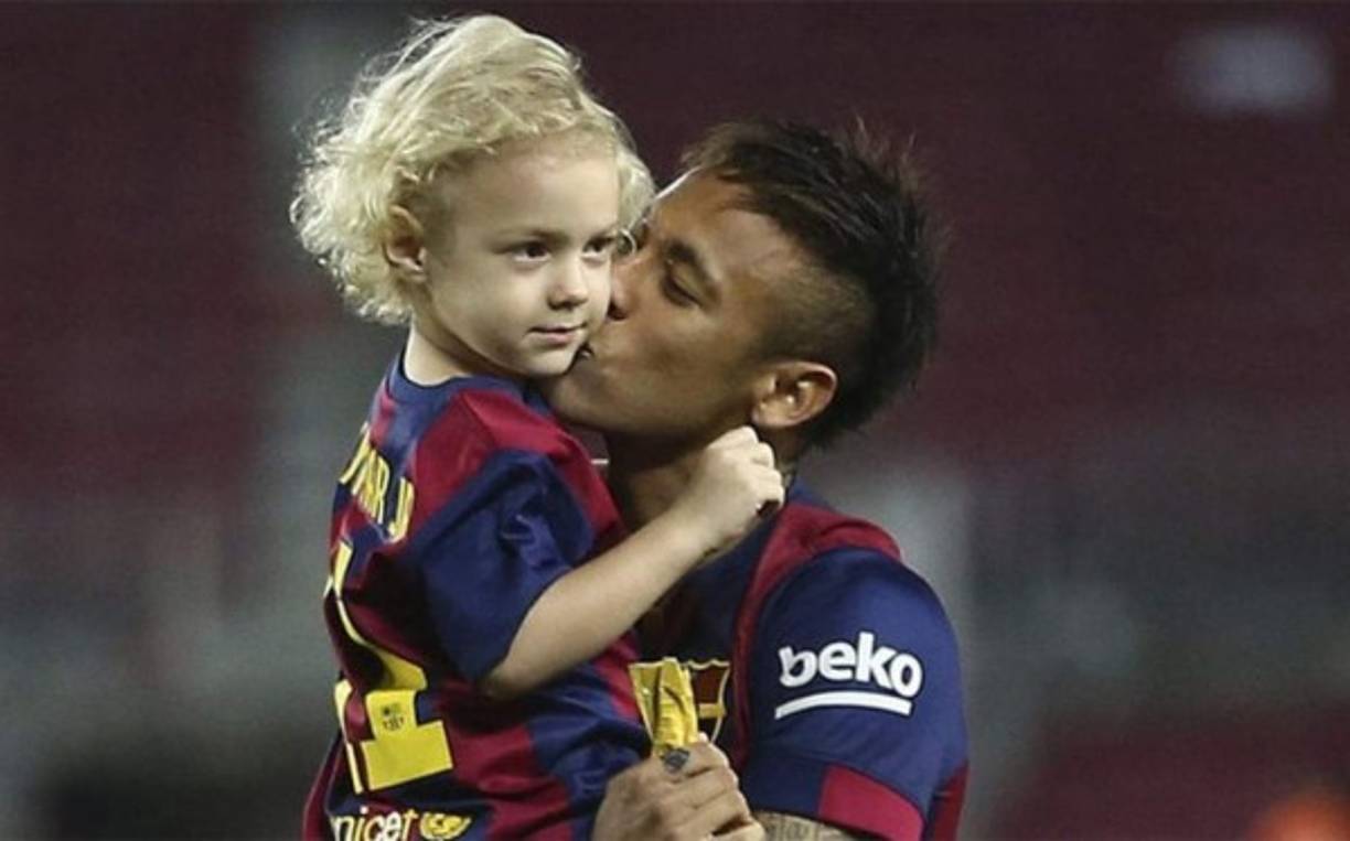 El gran amor de Neymar es su hijo Davi Lucca. Fue padre cuando era adolescente y ya era gran figura del Santos de Brasil.