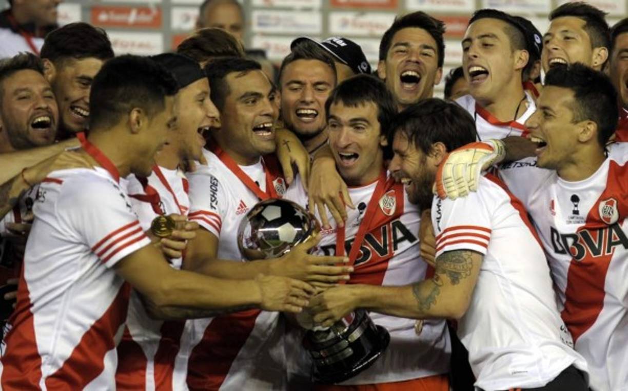 La celebración de los jugadores de River Plate con el trofeo de campeones de la Copa Sudamericana.