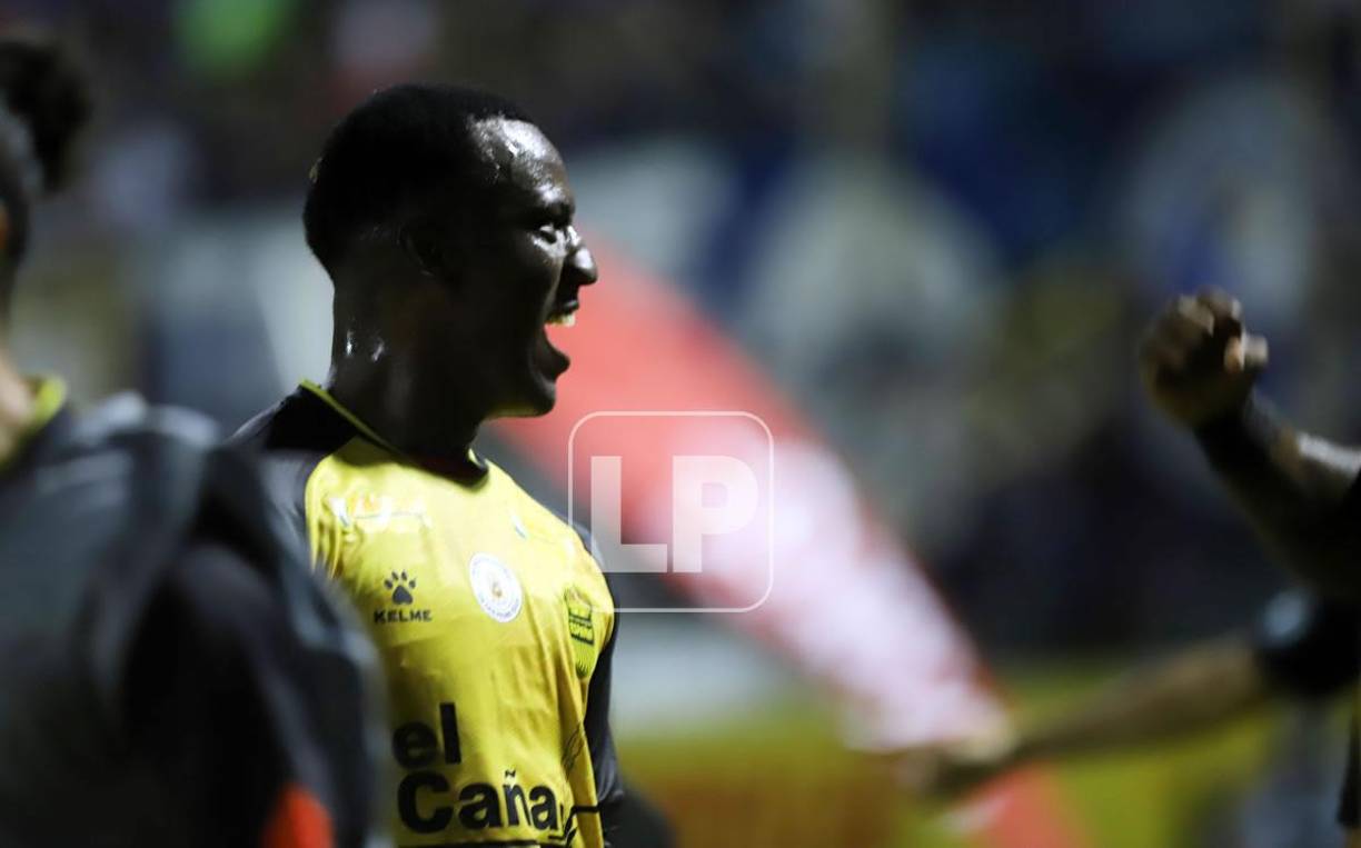 Darixon Vuelto exultante festejando el segundo gol del Real España.