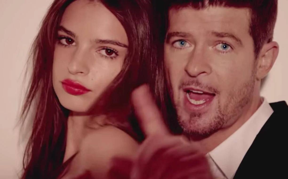 Una de las revelaciones más impactantes que Emily Ratajkowski realiza en su próximo libro, ‘My Body’, tiene que ver con el comportamiento que Robin Thicke desplegó mientras grababan juntos su polémico videoclip ‘Blurred Lines’, en el que ella aparece bailando alrededor del músico junto a otras modelos, a ratos prácticamente desnuda.