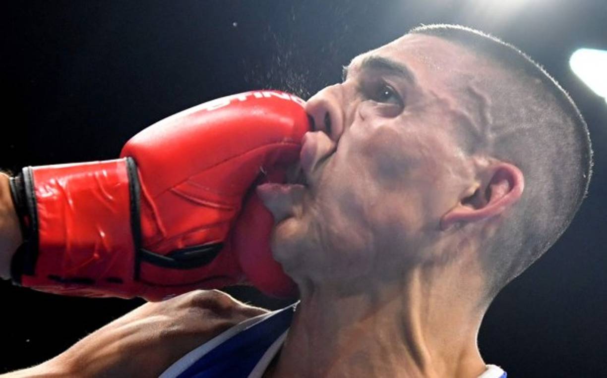El boxeador catracho Teófimo López perdió su pelea el domingo ante el francés Sofiane Oumiha. AFP.