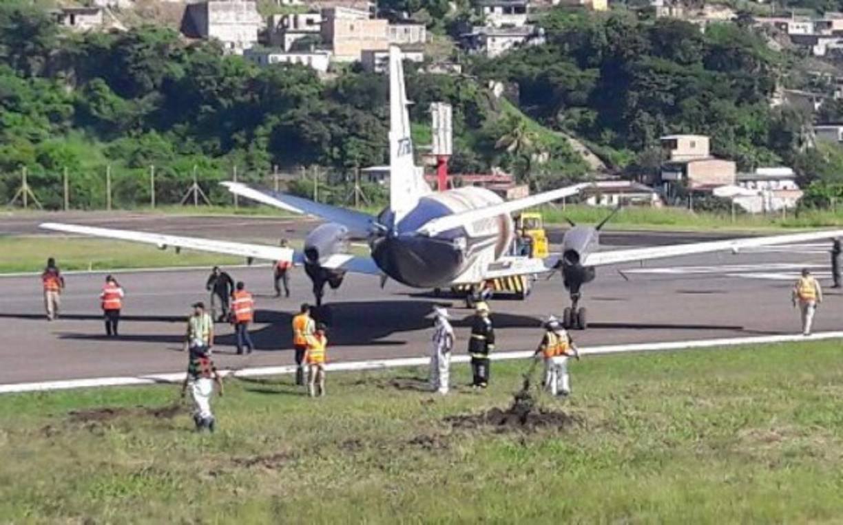 Un avión que hace vuelos locales tuvo problemas este viernes a la hora de despegar en el aeropuerto Toncontín de Tegucigalpa, capital de Honduras, sin que se reporten pérdidas humanas ni heridos.