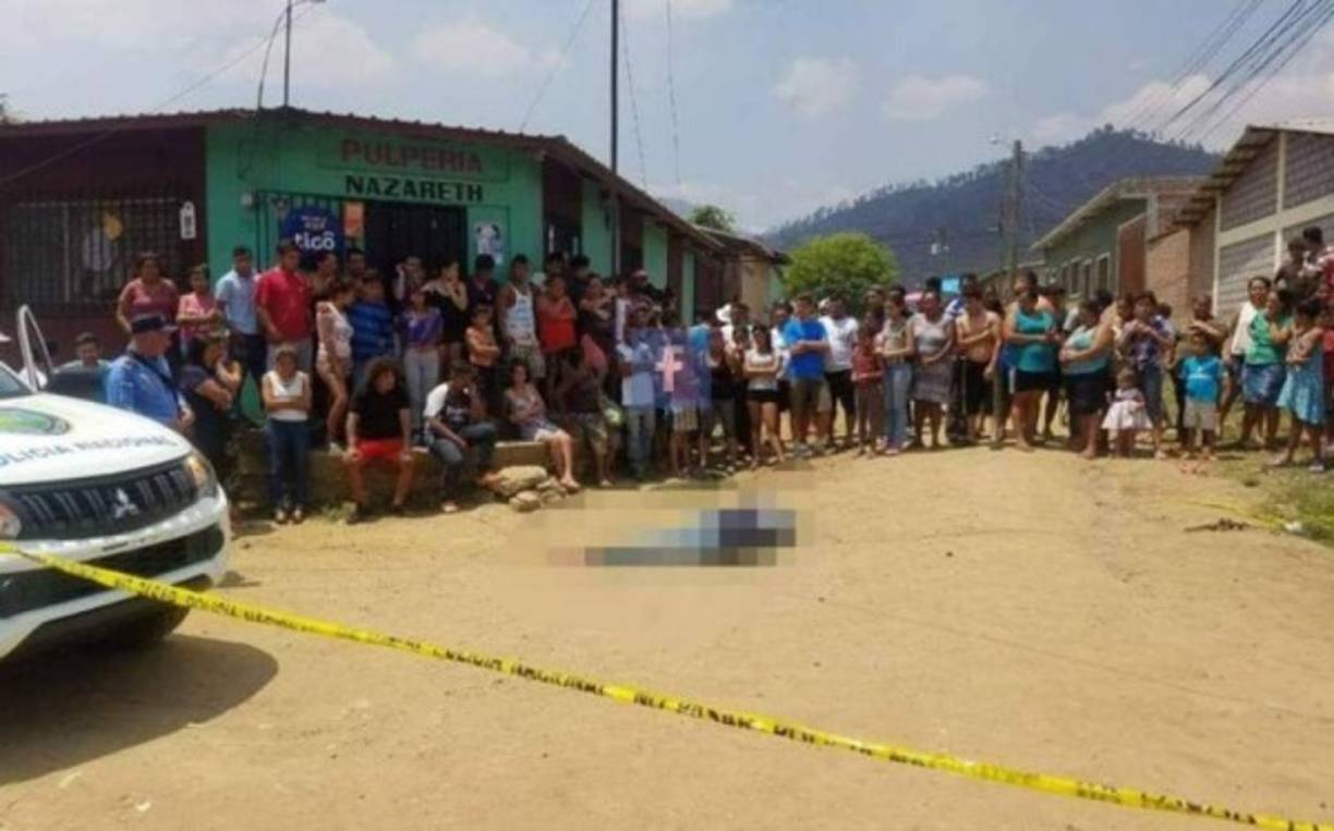 El pasado miércoles un supuesto miembro de una banda criminal en El Paraíso fue asesinado. La víctima fue identificada como Jaime Morán (28). El hecho se dio en la tarde del miércoles en la colonia Los Pinos de Danlí.<br/><br/>Testigos aseguraron que el joven presuntamente es miembro de una banda criminal, sin embargo, esta versión no fue confirmada por la Policía. El cadáver de Jaime Morán quedó tirado en medio de la calle. Supuestamente los asesinos huyeron del lugar.<br/>