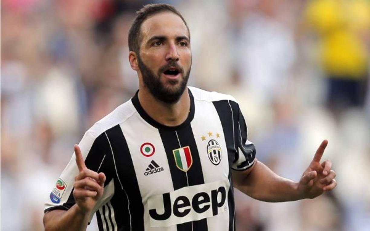 El delantero de la Juventus, Gonzalo Higuaín, que se encuentra concentrado con la selección argentina para preparar el Mundial, concedió una entrevista a ESPN donde se mostró atraído por la Premier League: 'En este momento, me siento bien y estoy feliz en la Juventus. Mi hija crecerá en Turín, pero me gusta la Premier'. Foto AFP