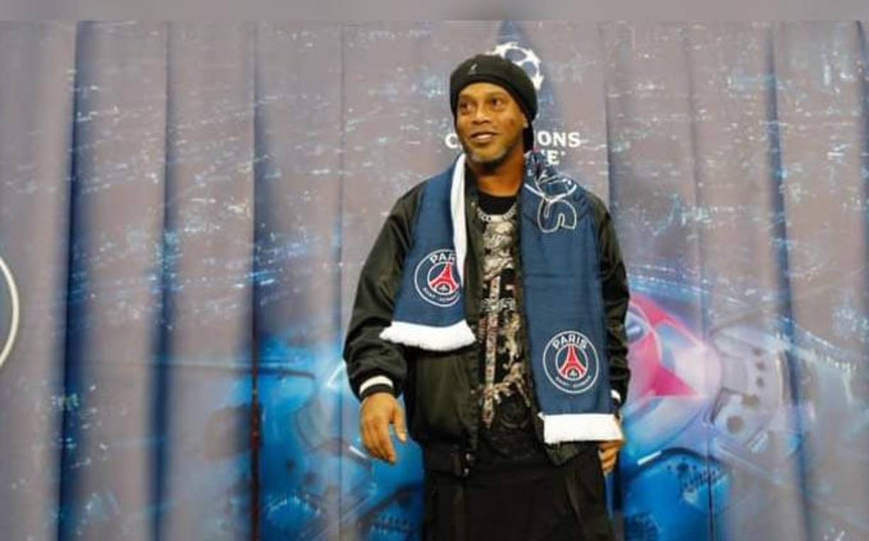 Ronaldinho Gáucho, exjugador del PSG, fue invitado especial en el duelo ante Leipzig por la Liga de Campeones de Europa.
