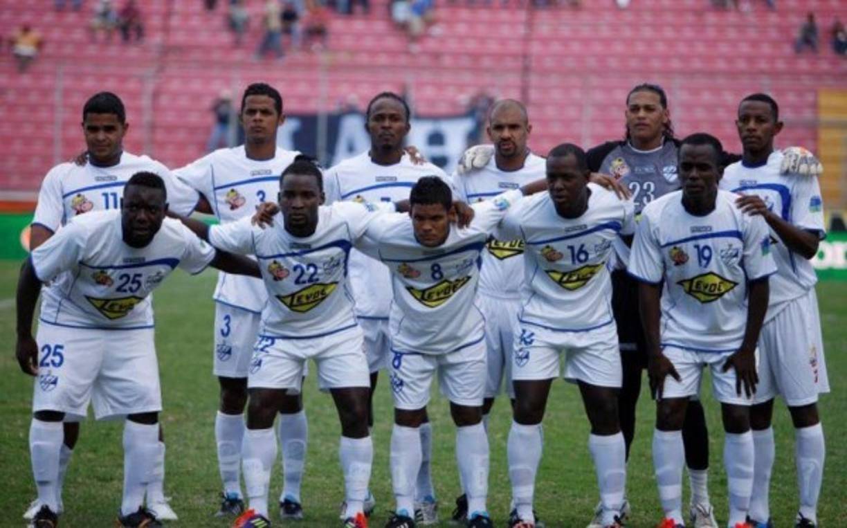 Sein Munguía(segundo de la derecha a izquierda) en sus inicios en el fútbol. Aquí con el Victoria.