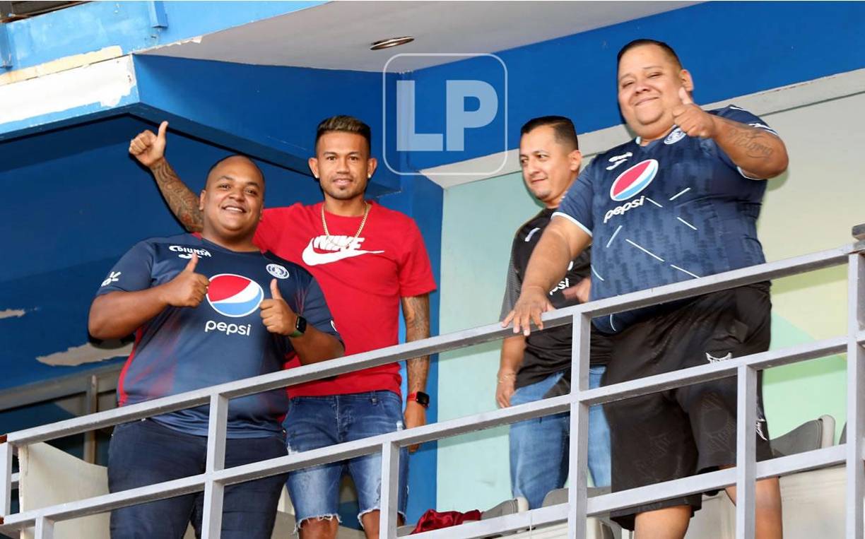 Carlos ‘Chino‘ Discua llegó al estadio Nacional para ver a su exequipo Motagua. El futbolista, que milita en el Génesis de la Liga de Ascenso, estuvo en el palco.