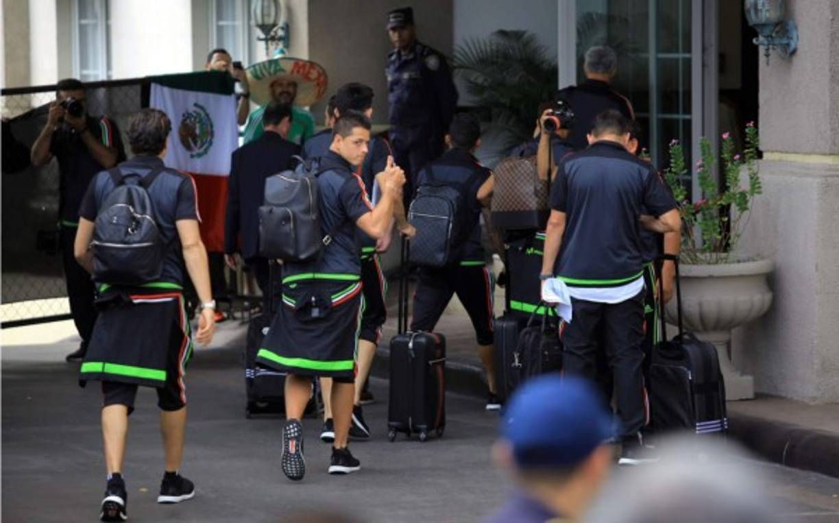 'Chicharito' Hernández fue la gran sensación en el arribo de México.